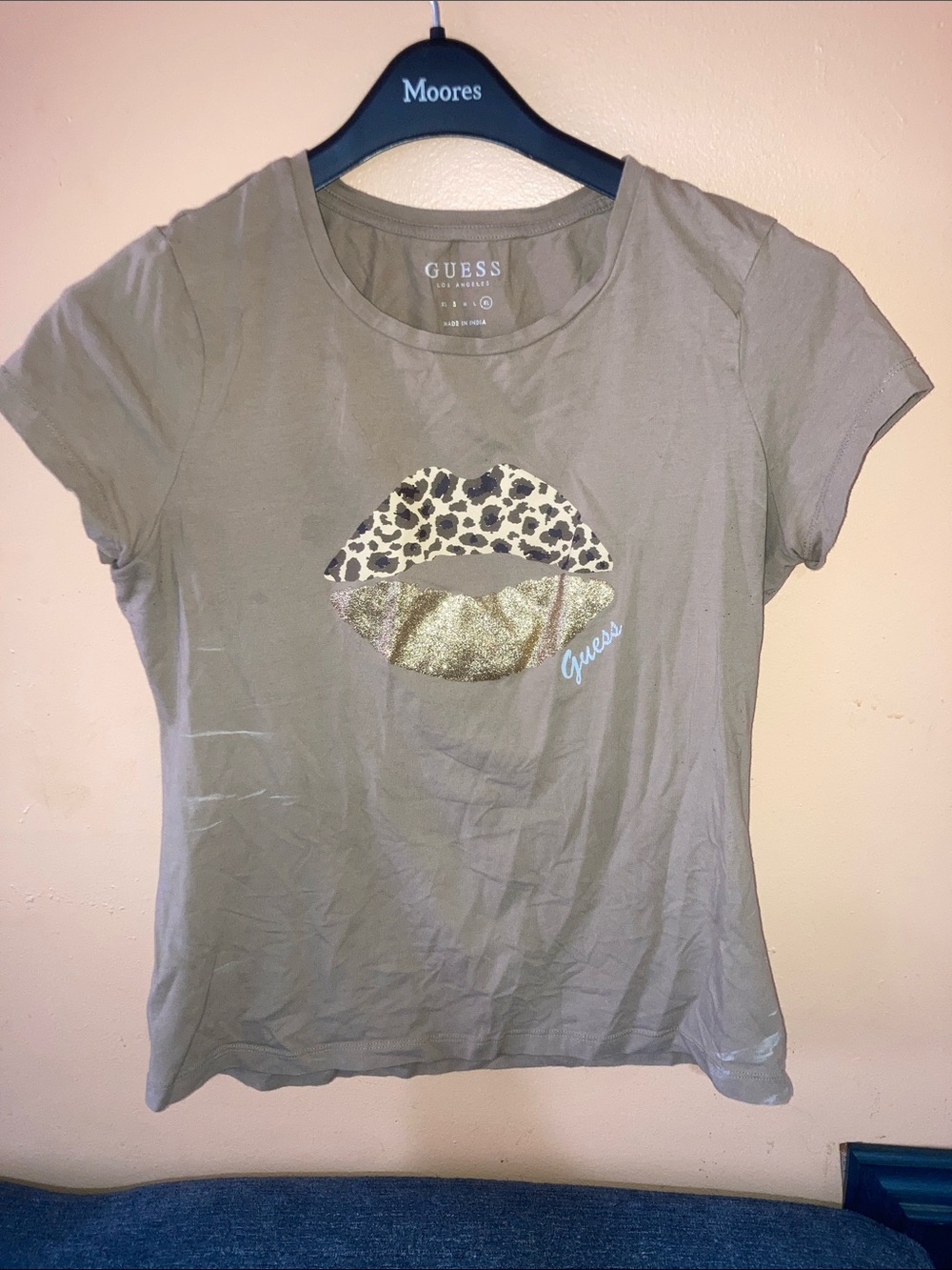 GUESS tanned Short Sleeve Tee with Leopard & Metallic Lip Graphic